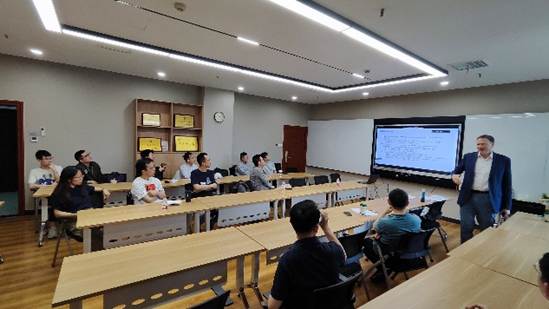 会议室里的人们AI 生成的内容可能不正确。